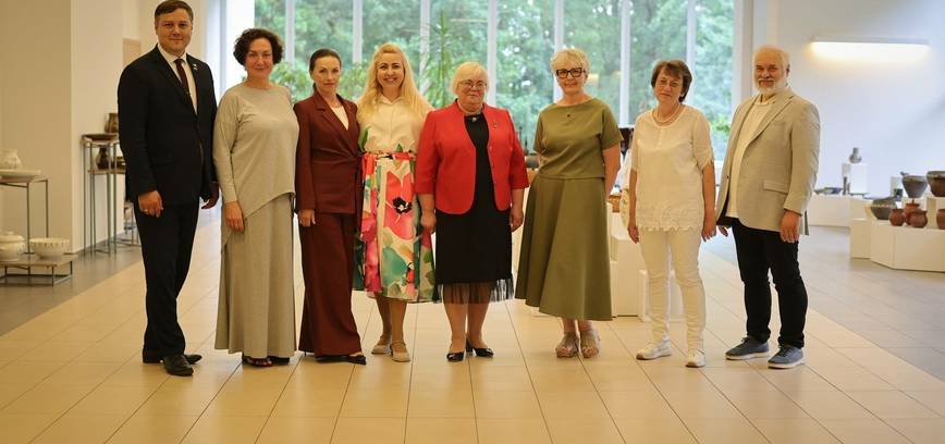 Kuršėnų kultūros centre atidaryta išskirtinė respublikinė keramikų darbų paroda. 
